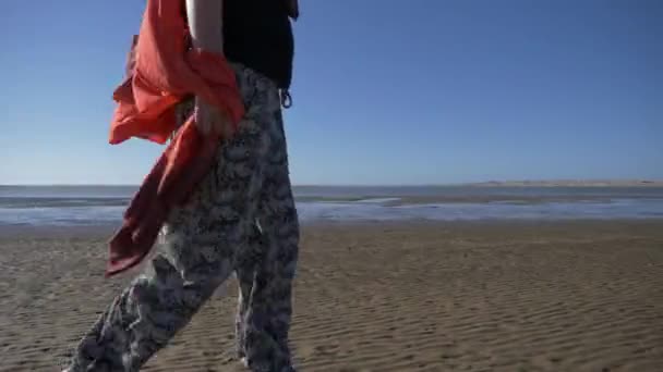 Walking Bare Feet Sahara Desert Morocco Nayla Lagoon — Stockvideo
