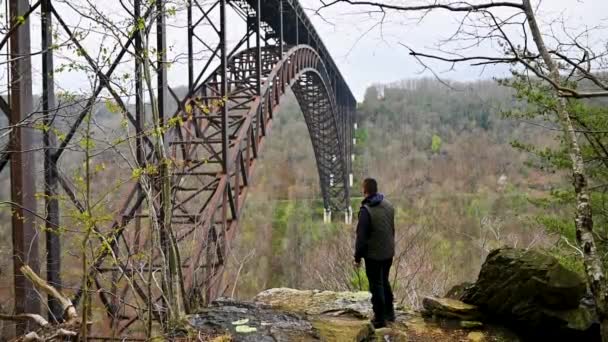 Siyah Elbiseli Bir Adam Önündeki Demir Köprüye Bakıyor — Stok video
