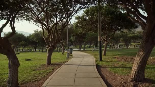 Estabilizado Caminando Por Parque Público Sol Molina Lima Perú — Vídeo de stock