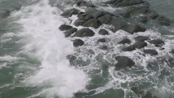 Câmera Lenta Pan Imagens Aéreas Ondas Oceano Colidindo Sobre Rochas — Vídeo de Stock