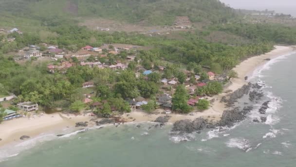 Sierra Leone Afrika Daki Okyanusun Yanındaki Köyün Geniş Hava Görüntüleri — Stok video