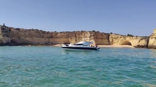 Yacht Κοντά Στην Βραχώδη Ακτή Algarve — Αρχείο Βίντεο