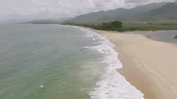 Sobrevoo Aéreo Ondas Oceano Atingindo Praia Com Montanhas Fundo Serra — Vídeo de Stock