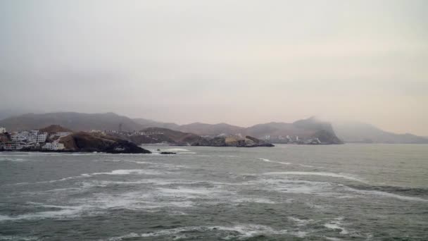 ペルーのリマ バルトロの町の海岸線による荒波の静的なショット — ストック動画