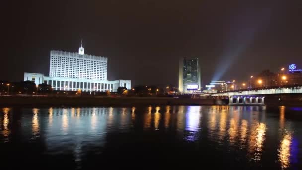 Time Lapse Vita Huset Moskva Ryssland Natten Reflektioner Vattnet Sommardag — Stockvideo