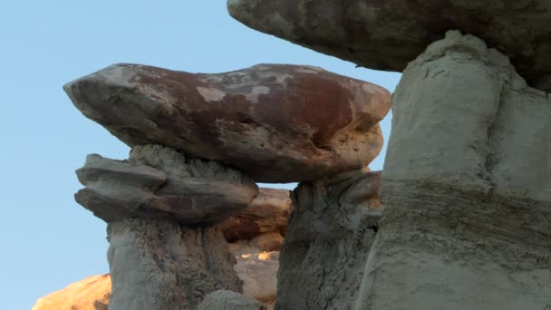 Large Sandstone Rock Desert Blue Sky Background Static Shot — Stock Video