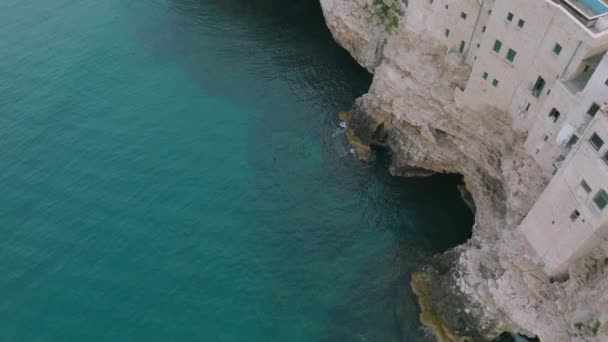 Εναέρια Pan Πλάνα Από Μπλε Θάλασσα Συντρίβεται Στα Βράχια Στο — Αρχείο Βίντεο