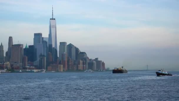 Boote Auf Dem Fluss Mit Manhattan Skyline Hintergrund Handheld Ansicht — Stockvideo
