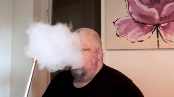 Vintage Film Muž Kouření Shisha Pipe Hubble Bubble Kouření — Stock video