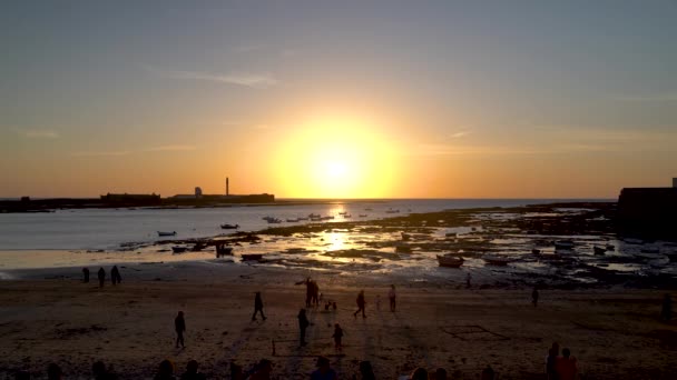 Alte Und Junge Menschen Versammelten Sich Bei Sonnenuntergang Strand — Stockvideo