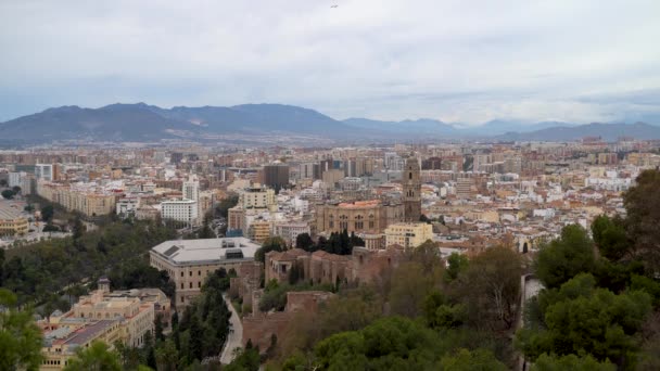 Ευρεία Ανοιχτό Πανόραμα Πάνω Από Την Πόλη Της Μάλαγα Συννεφιασμένη — Αρχείο Βίντεο