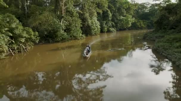 Nehirde Yüzen Yolcu Teknesinin Hava Görüntüsü Amazon Nehrinde Yüzen Yolcu — Stok video