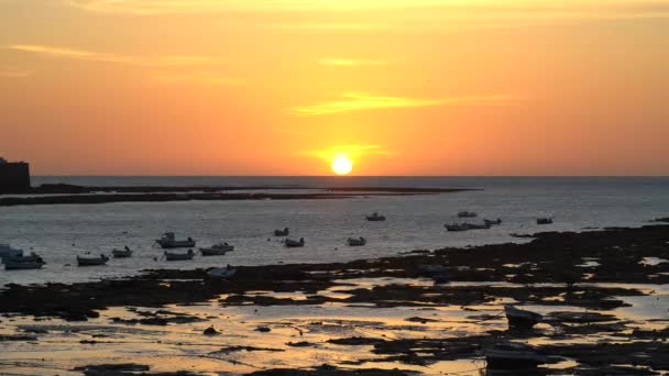 Rápido Video Timelapse Sol Hundiéndose Océano Con Las Siluetas Del — Vídeos de Stock