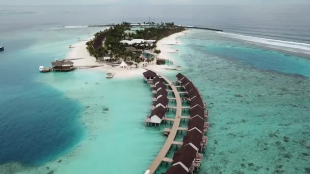 Drone Volando Por Encima Una Isla Con Villas Agua Las — Vídeos de Stock