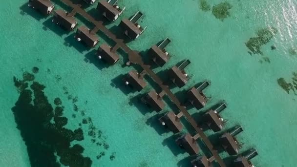 Drone Rotativo Filmado Acima Moradias Aquáticas Nas Maldivas Full — Vídeo de Stock