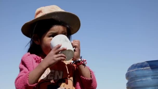 Uma Jovem Adorável Zona Rural Boliviana Andes Mountains Bebe Uma — Vídeo de Stock