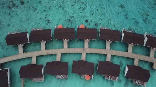 Zoom Out Drone Shot Πάνω Από Τις Βίλλες Στις Μαλδίβες — Αρχείο Βίντεο