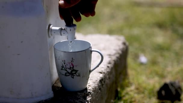 Fyllning Kaffekopp Eller Mugg Med Vatten Från Kylbehållare Isolerad — Stockvideo