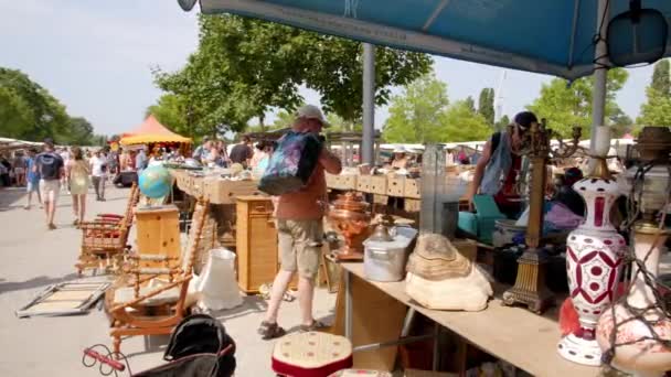 Antique Things Sell Flea Market Berlin Hot Summer Day — Video