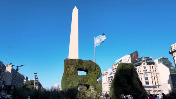 Argentinië Vlag Die Naast Obelisk Van Buenos Aires Antenne — Stockvideo