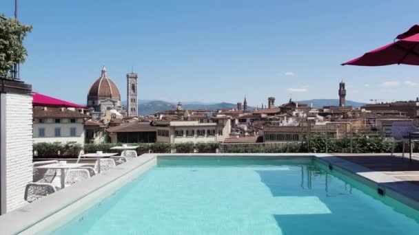 フィレンツェ市内と大聖堂ドームを望む高級ホテル屋上プール コピースペース付き航空便 — ストック動画