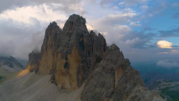 Aerial View Orbiting Tre Cime Mountain Range Rock Formation Peaks — Vídeo de Stock