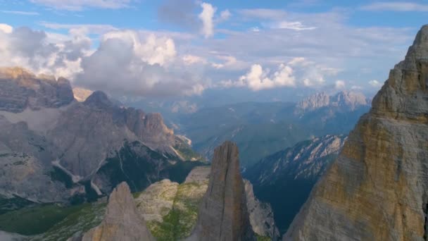Slow Tilt Aerial Tre Cime South Tyrol Extreme Valley Mountain — 비디오