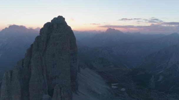 Aerial View Stunning Golden Sunrise Disappearing Sharp Tre Cime Mountain — 비디오
