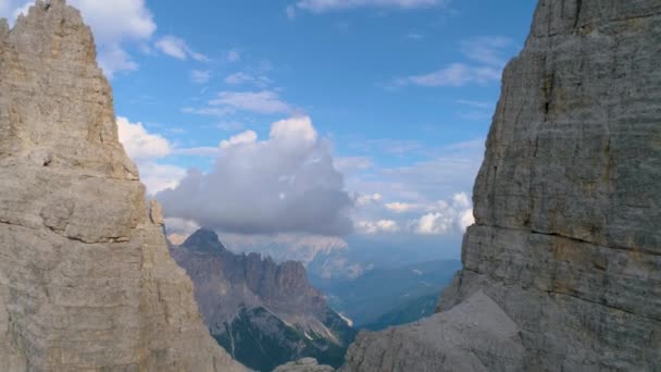 Vue Aérienne Inverse Ciel Bleu Tre Cime Altitude Chaîne Montagnes — Video