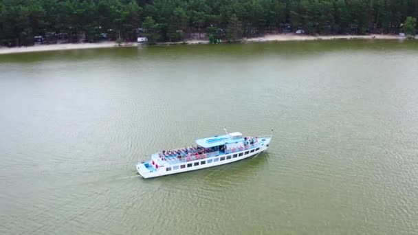 Luftaufnahme Eines Blau Weißen Kreuzfahrtschiffes Das Sich Einem Ufer Mit — Stockvideo