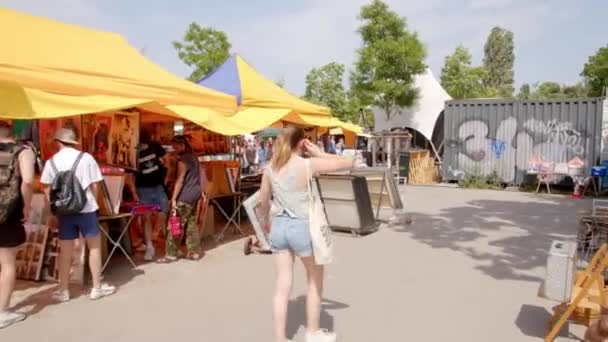 ベルリンの有名なフリーマーケット 安いものを買うためにクールなものでMaerpark — ストック動画