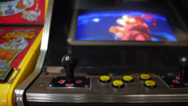 Een Retro Arcade Machine Een Slider Motie Opname Toont Joysticks — Stockvideo