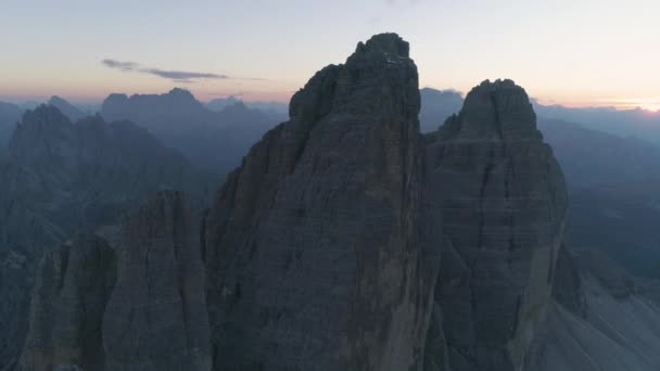 Cloudy Hazy Sunset Horizon Aerial View Tre Cime Pointy Extreme — Vídeos de Stock