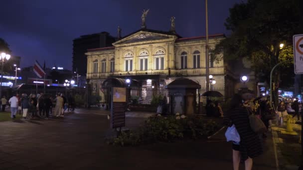 Pedestrians Walking Front Historical National Theatre Night — Vídeo de stock