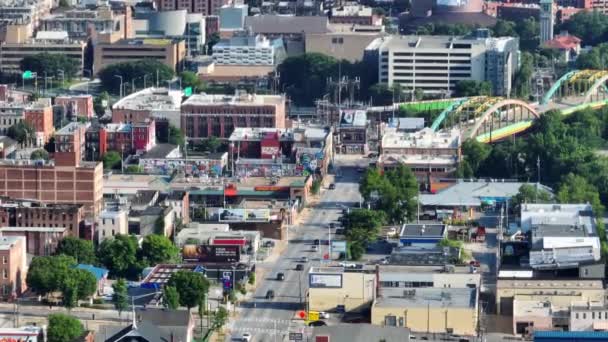 Наклон Городской Улицы Показывает Небоскребы Балтимора Центре Города Штате Мэриленд — стоковое видео