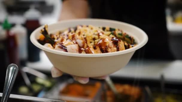 Worker Sprinkles Panko Breadcrumbs Traditional Hawaiian Poke Salad Bowl Slow — Video Stock