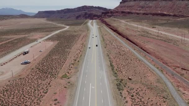 Carros Viajando Através Red Sandstone Valley Perto Moab Utah Aerial — Vídeo de Stock