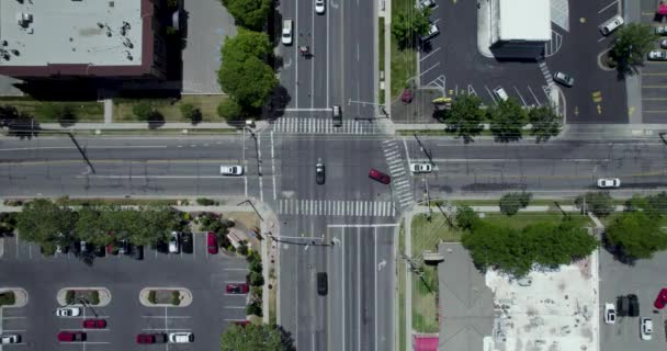 Cruce Vehículos Conducción Través Intersección Las Calles Urbanas Ciudad Aérea — Vídeos de Stock