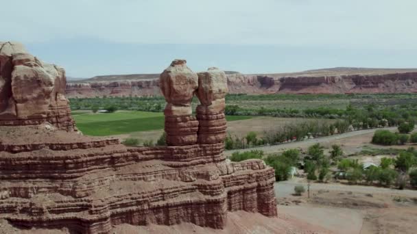 Navajo Twins Rock Formation Southwest Desert Town Bluff Utah Aerial — Stockvideo