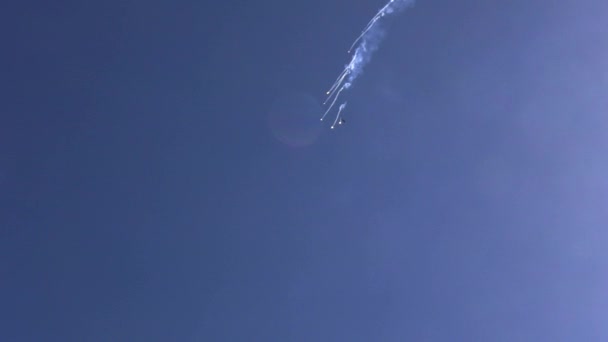 Fighter Jet Shooting Missiles Air Handheld Zoom View — Vídeos de Stock