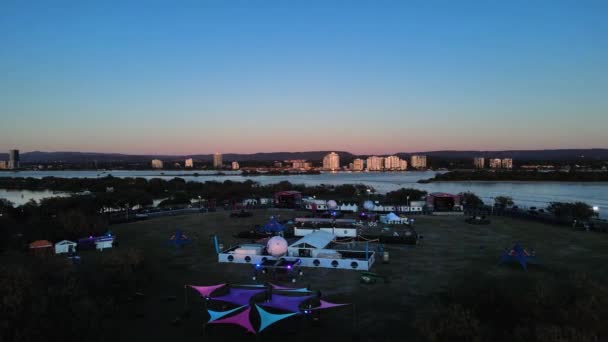 Luce Del Mattino Presto Rivela Festival Musicale Allestito Parco Costiero — Video Stock