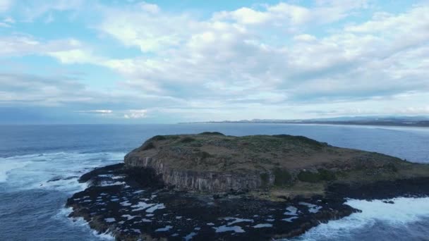 受保护的自然保护区靠近一个海鸟聚居的受欢迎的度假城镇 移动无人机视图 — 图库视频影像