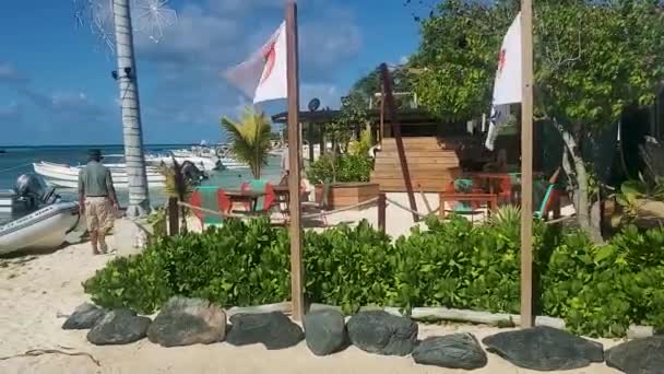 Beach Bar Front Mar Pessoas Caminhando Pela Costa Bandeiras Arejando — Vídeo de Stock