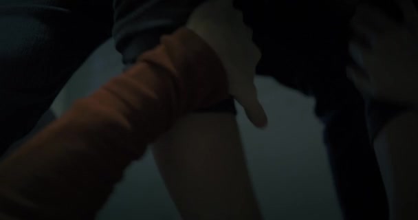 Нападавший Душит Женщину Оранжевой Толстовке Которая Пытается Отбиться Потом Рука — стоковое видео