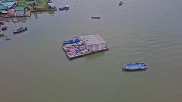 Imágenes Aéreas Dinámicas Muelle Flotante Embarcadero Cerca Del Pueblo Pesquero — Vídeo de stock