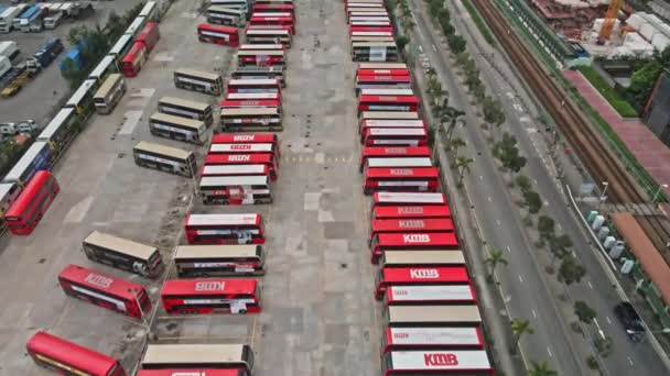 Kmb巴士停泊在香港的巴士站 空中俯瞰 — 图库视频影像