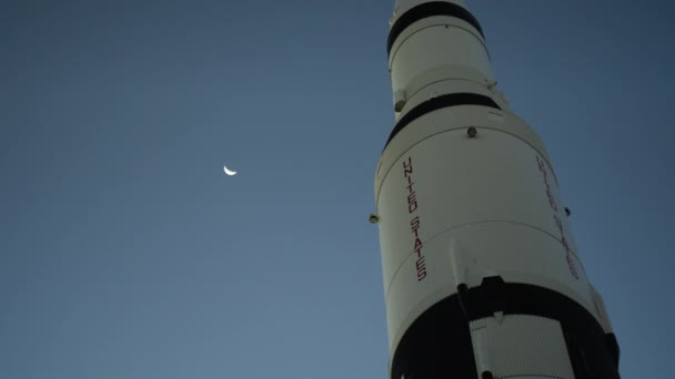 Saturno Plano Estacionario Con Luna Fondo — Vídeos de Stock