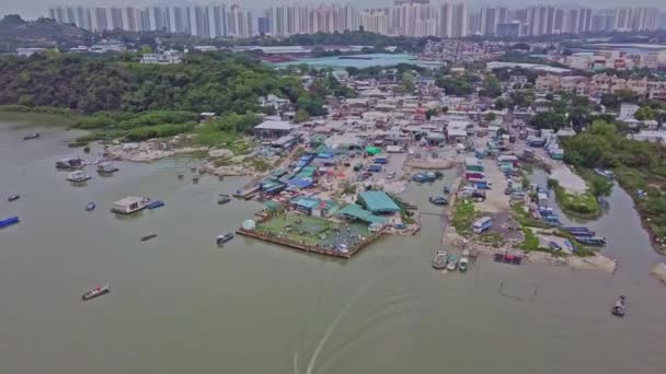 Dinamico Filmato Aereo Ascendente Del Villaggio Pescatori Lau Fau Shan — Video Stock