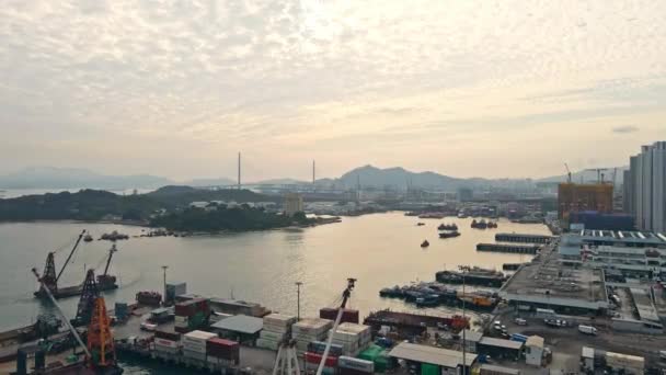 Динамічні Повітряні Кадри Заходу Сонця Верфі Західного Коулуна Гонконзі Небо — стокове відео