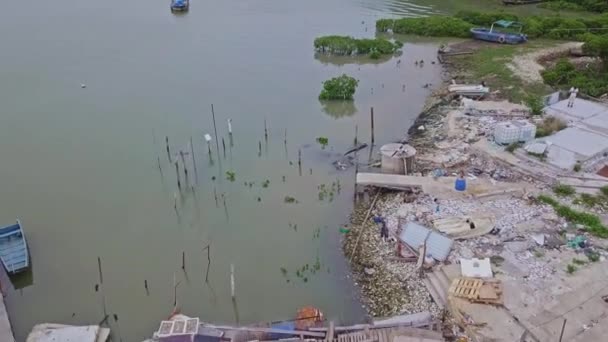 Eine Dynamische Luftaufnahme Des Sees Des Fischerdorfes Lau Fau Shan — Stockvideo